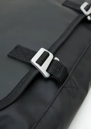 Water Line Shoulderbag Musta